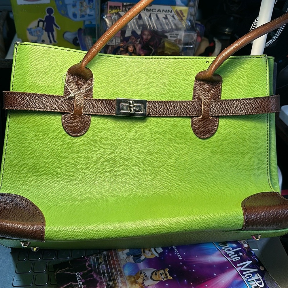 Vibrant green made in Italy handbag some flaws.see pictures $ reflects